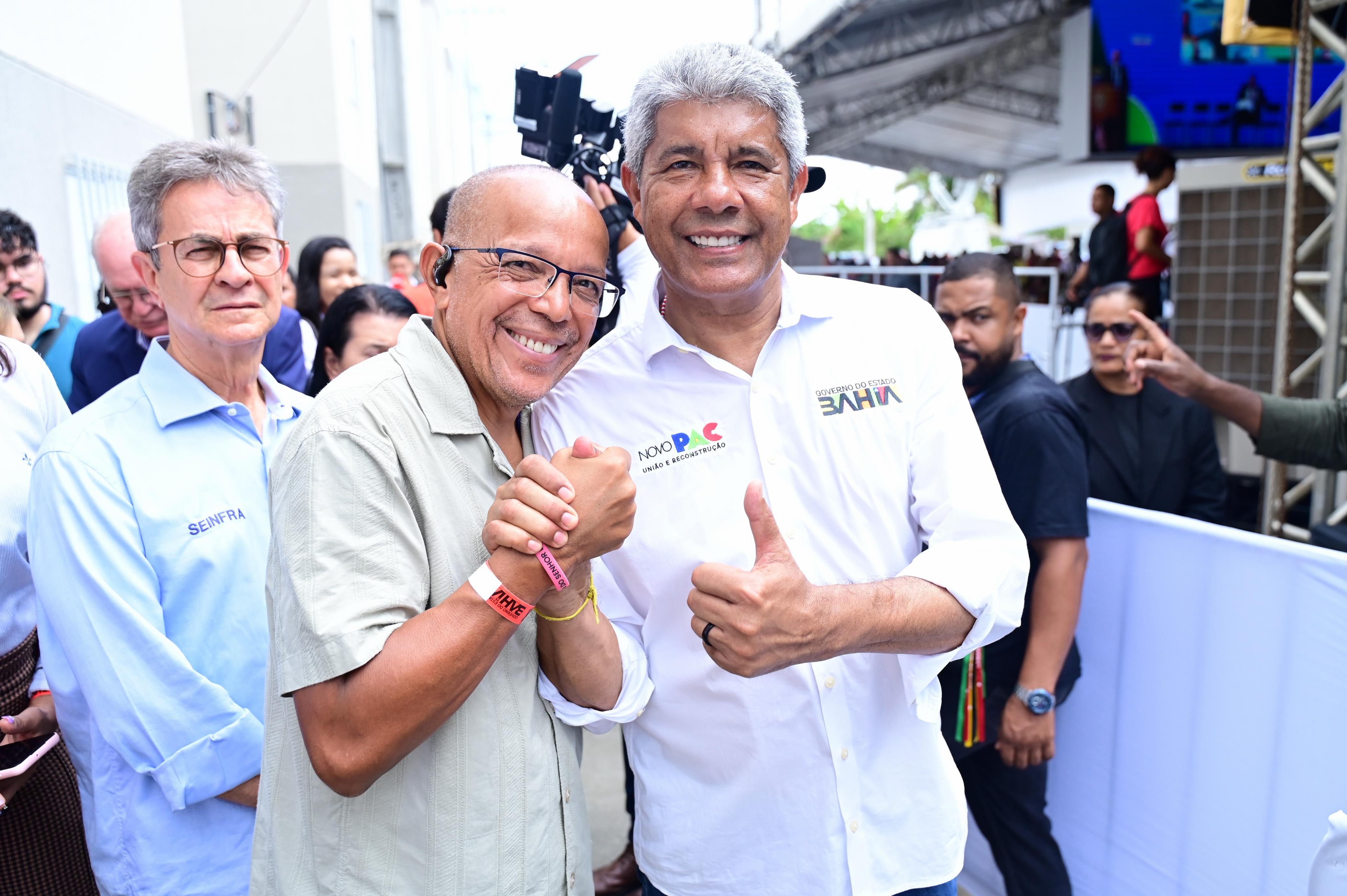 Ao lado de Jerônimo, Suíca participa da entrega de 148 unidades do Minha Casa, Minha Vida em Dias d’Ávila