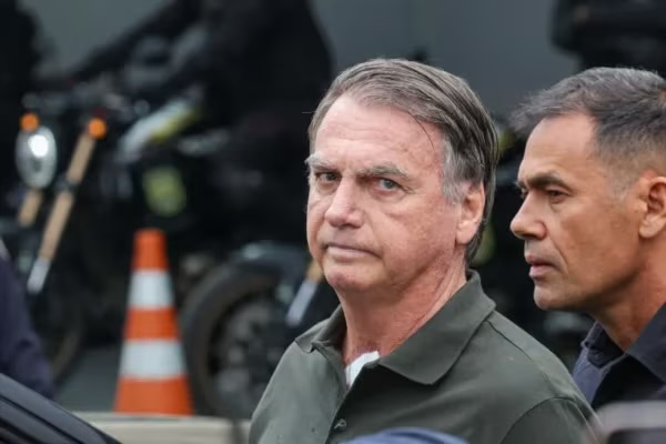 Bolsonaro apresenta episódios de taquicardia e falta de ar, aponta relatório médico