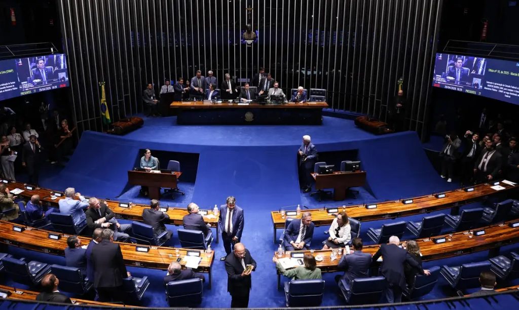 Comissão do Senado aprova projeto para autorizar que funcionário público seja também MEI