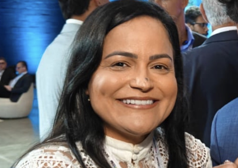 Débora Regis lança “Tá na Mão” e compara novo app de Lauro de Freitas ao iFood e Uber