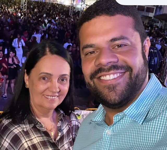 Em Ubaitaba, Léo de Neco destaca festa: “aqui a alegria não para, o trabalho também não para”