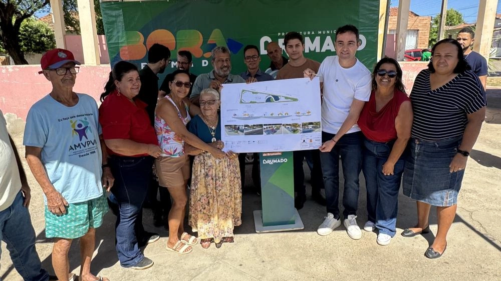 Fabrício Abrantes assina ordem de serviço para recuperação de praça em Brumado
