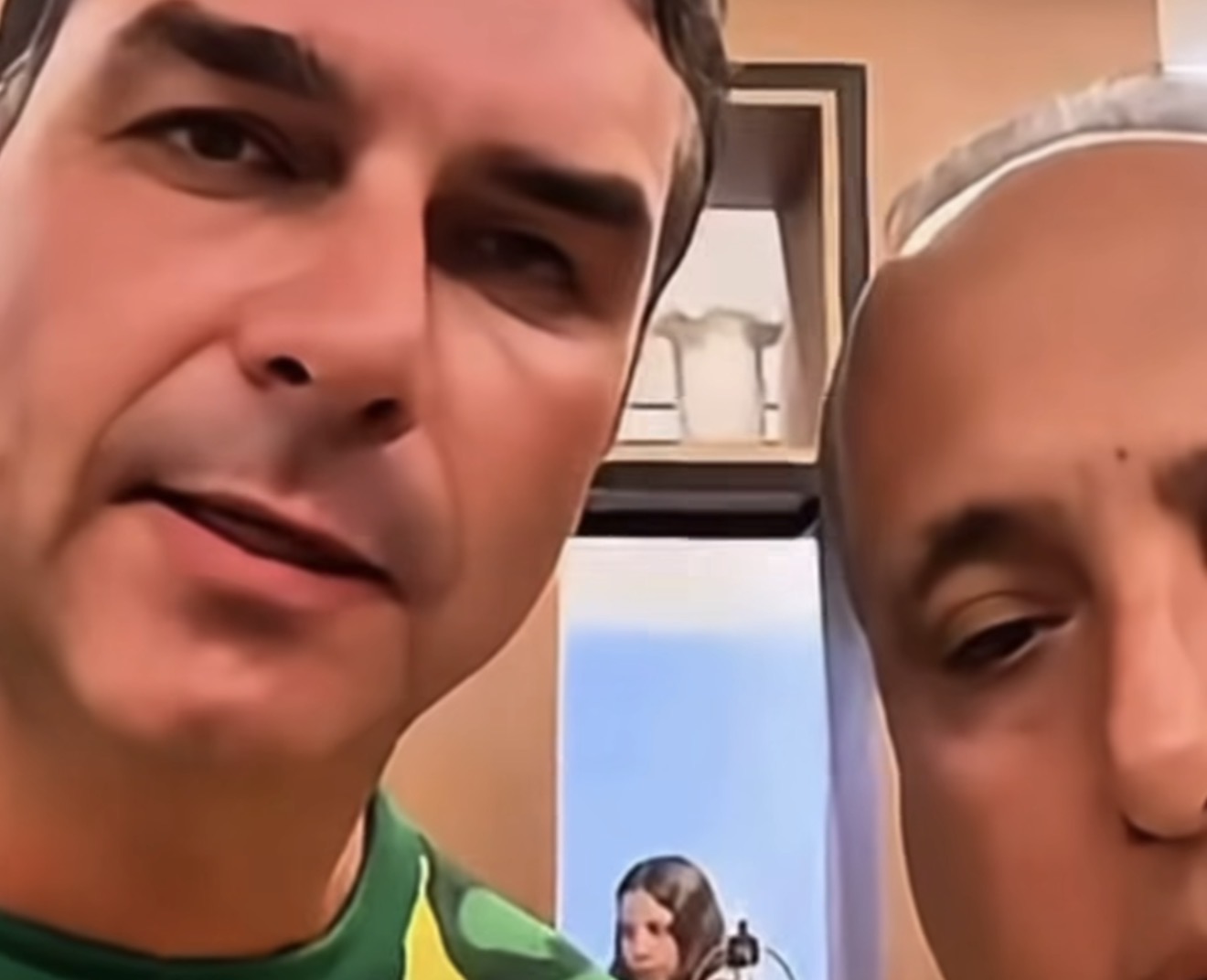 Flávio Bolsonaro grava vídeo desejando pronta recuperação a Zé Ronaldo