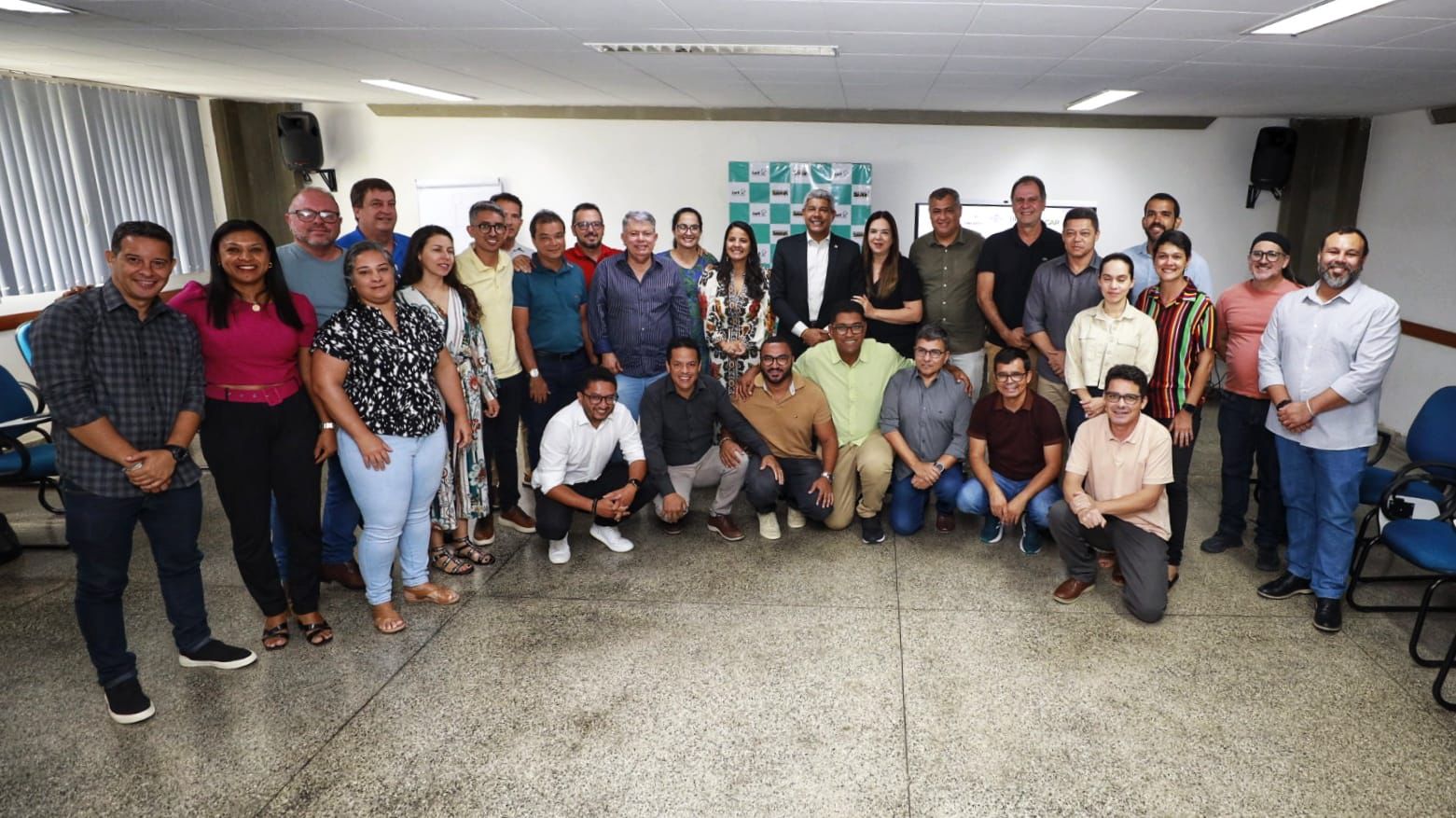 Jerônimo Rodrigues dialoga com futuros gestores de agroindústrias familiares baianas durante curso de capacitação da SDR