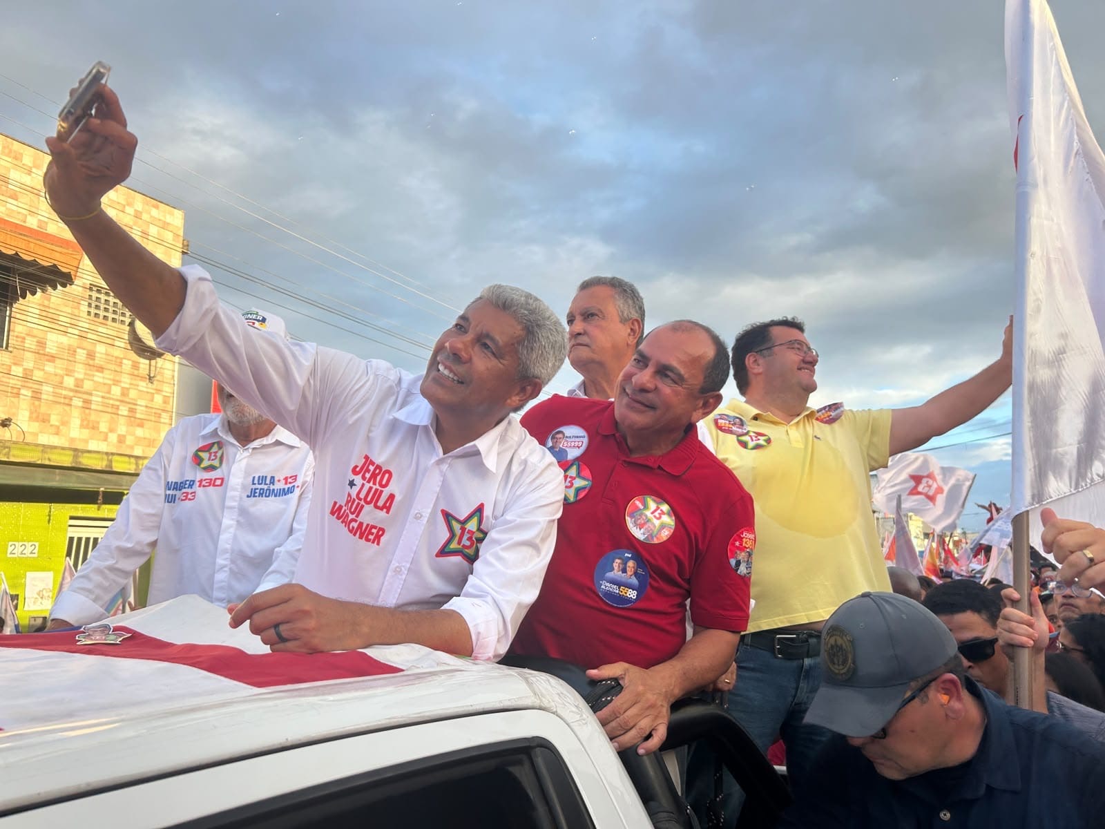 Jerônimo une Esplanada e demonstra força ao comandar carreata com prefeito e ex-prefeito