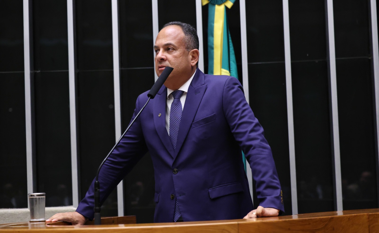 Jorge Araújo apresenta projeto para garantir apoio especializado a estudantes com autismo