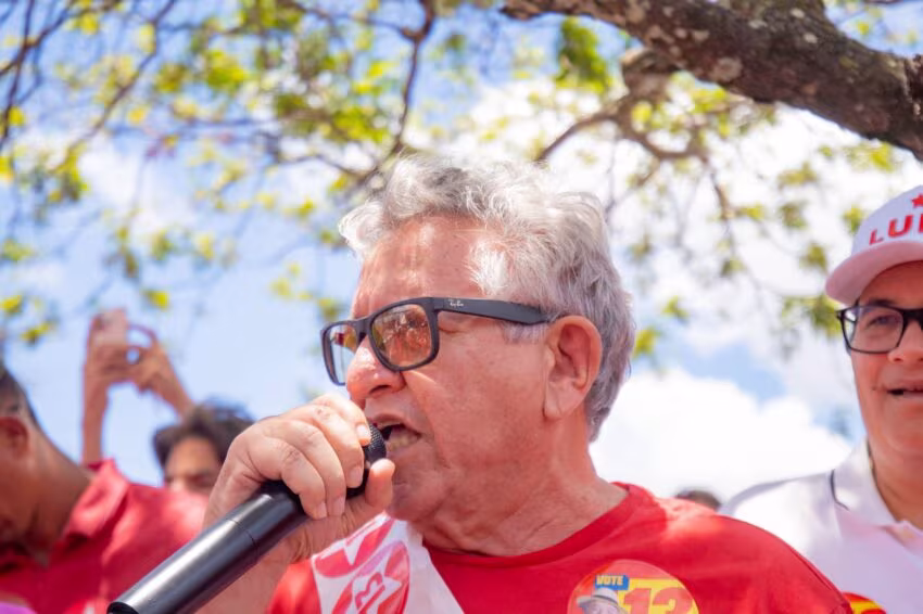 “Ninguém vai soltar a mão do Lula”, declara Caetano durante ato de apoio ao presidente em Camaçari