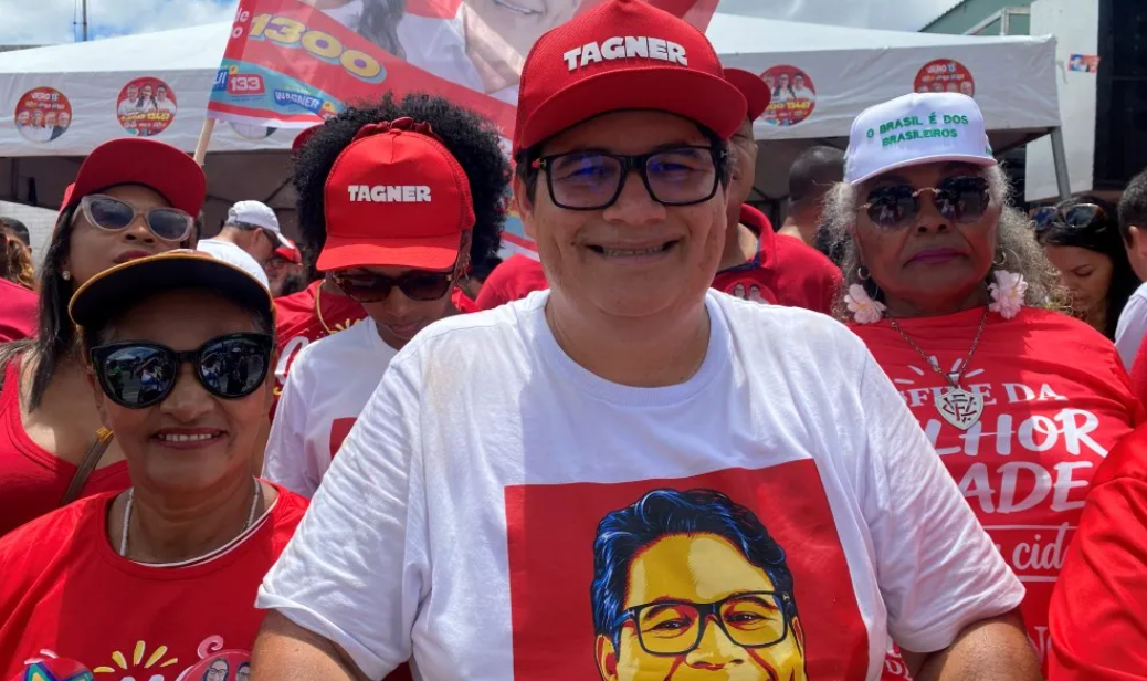 “O presidente Lula é o presidente que mais fez políticas públicas nesse Brasil”, afirma Tagner Cerqueira durante desfile em Camaçari