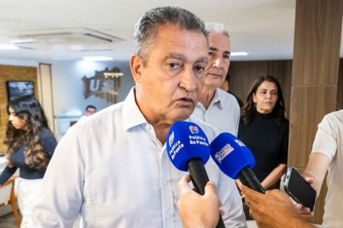 Povo tá conhecendo quem é ele, diz Rui Costa ao explicar queda de Flávio Bolsonaro
