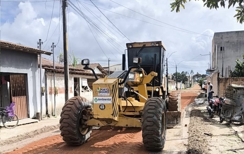 Prefeitura de Porto Seguro intensifica manutenção das ruas com patrolamento e cascalhamento em Vera Cruz