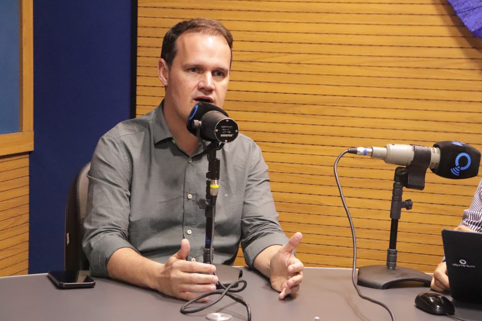“Quer prometer para a Bahia o que não fez por Salvador”, afirma Júlio Pinheiro sobre ACM Neto