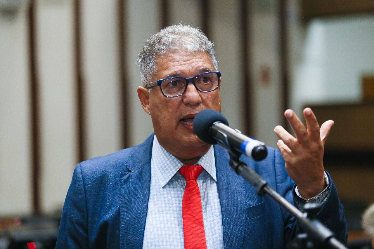 Rosemberg pede cassação por quebra de decoro e leva caso de Leandro de Jesus ao Ministério Público após destruição de placa da BA-649