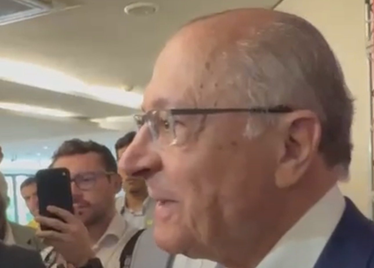 “Temos uma missão importante no segundo turno”, afirma Jerônimo ao lado ...